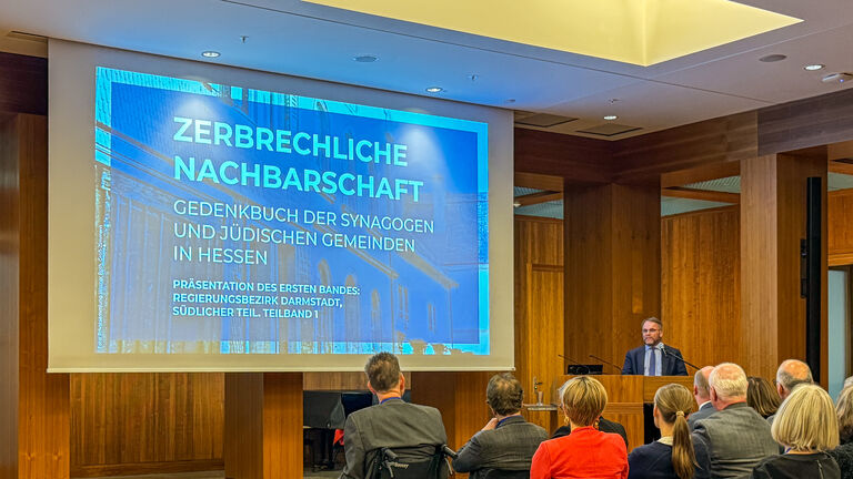 Zerbrechliche Nachbarschaft. Gedenkbuch der Synagogen und jüdischen Gemeinden in Hessen“ 