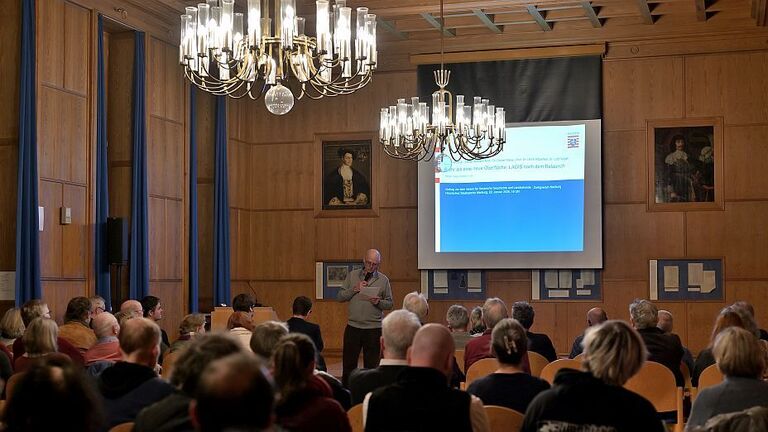 Prof. Dr. Ulrich Ritzerfeld bei der Anmoderation des Vortrags zum LAGIS-Relaunch