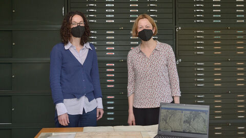 Ministerin Angela Dorn und Prof. Dr. Sabine Mecking in den Räumen der Kartografie Ministerin-Besuch