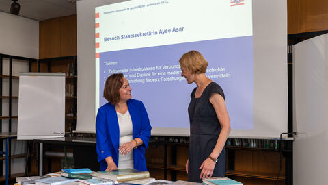 Staatssekretärin Ayse Asar und Prof. Dr. Sabine Mecking Asar-Mecking