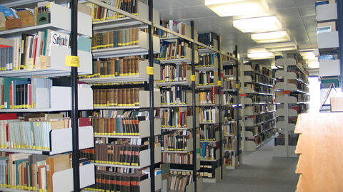 Bücherregale in der Bibliothek des Hessischen Landesamts für geschichtliche Landeskunde