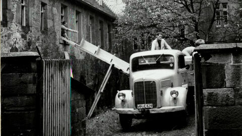 Mitarbeiter des HLGL beladen einen LKW vor dem früheren Dienstsitz im sogenannten Kugelhaus (Aufnahme von 1966)