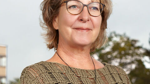 Heike Purucker trägt eine Brille und einen Olivgrünen Pullover