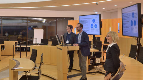Von links nach rechts: Niklas Alt, Dr. Reiner Becker und Dorothée Rhiemeier im Plenarsaal des Hessischen Landtags