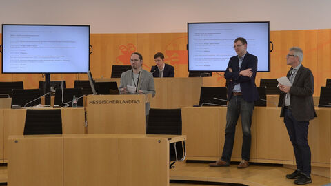Von links nach rechts: Martin Munke, ein Mitarbeiter der Tonregie, Dr. Lutz Vogel und Stefan Aumann Von links nach rechts: Martin Munke, ein Mitarbeiter der Tonregie, Dr. Lutz Vogel und Stefan Aumann im Plenarsaal des Hessischen Landtags