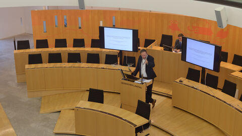 Prof. Dr. Christian Bunnenberg Prof. Dr. Christian Bunnenberg im Plenarsaal des Hessischen Landtags