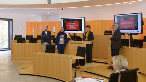 Andreas Scherrer, Petra Kunze, Dr. Jeannette Godau und Stefan Aumann (v.l.n.r.) von links nach rechts: Andreas Scherrer, Petra Kunze, Dr. Jeannette Godau und Stefan Aumann im Plenarsaal des Hessischen Landtags