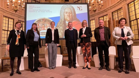 Teilnehmer:innen an der Podiumsdiskussion in der Schlosskirche Bad Homburg am 18.10.2022