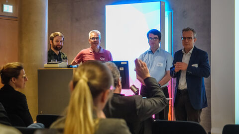 Das Foto zeigt von links nach rechts: Marco Müller, Stefan Aumann, Niklas Alt (alle HIL) und Dr. Christoph Sonnlechner