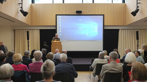 Der ehemalige Oberbürgermeister und Vorsitzende vom Geschichtsverein Gerhard Möller begrüßte das Publikum im Kanzlerpalais.
