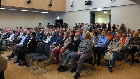 Mit hohem Andrang wurde bereits gerechnet, dennoch reichten die Sitzkapazitäten bei weitem nicht aus und ein Teil des Publikums musste stehen bzw. auf die Wiederholung des Vortrags am Folgetag vertröstet werden.