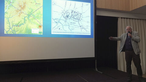 : Anschließend brachte Thomas Heiler den Anwesenden einige siedlungsgeschichtliche Aspekte Fuldas anhand von Karten und Bildern näher.