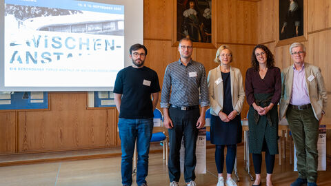 Die Projektgruppe "NS-Euthanasie" Tobias Karl M.A., Dr. Steffen Dörre und Prof. Dr. Sabine Mecking mit Staatsministerin Angela Dorn und dem Vorsitzenden des wissenschaftlichen Beirats des Projekts Prof. Dr. Franz-Werner Kersting (v.l.n.r).