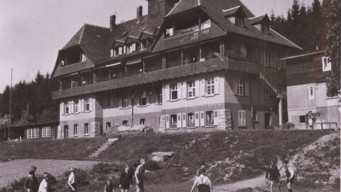 Kinderkurheim Reinhardshausen mit spielenden Kindern, um 1955 Schwarz-weiß Foto des Kinderkurheims Reinhardshausen aus der Mitte der 1950er Jahre. Im Vordergrund spielende Kinder.