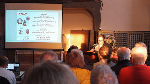 Bürgermeister Marcel Schlosser steht am Rednerpult und begrüßt die Gäste