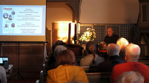 Ekart Rittmansperger steht am Rednerpult und begrüßt die Gäste