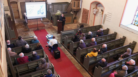 Ansicht von der Empore aus herunter zum Rednerpult, wo der Kurator Prof. Dr. Holger Th. Gräf zu den Zuhörern spricht