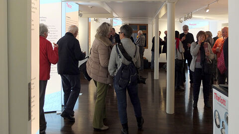 Gäste beim Umtrunk im Museumsraum