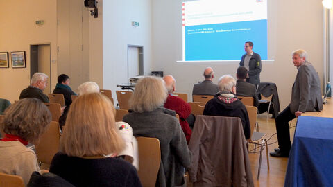 Dirk Altmann und Peter Nissen begrüßen die interessierten Zuhörer im Tagungsraum des Alten Bahnhofs Hümme Dirk Altmann und Peter Nissen begrüßen die interessierten Zuhörer im Tagungsraum des Alten Bahnhofs Hümme