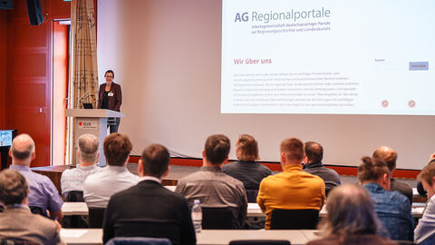 Begrüßung der Teilnehmerinnen und Teilnehmer durch Dr. Katharina Beiergrößlein, Geschäftsführerin der AG Regionalportale