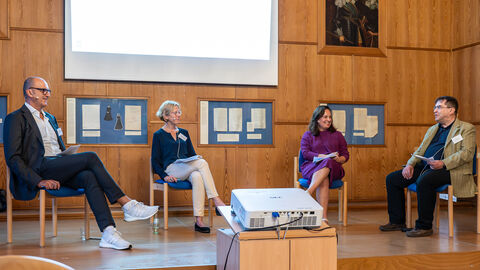 Die Teilnehmerinnen und Teilnehmer der Podiumsdiskussion von links nach rechts: Robert Erkan, Sabine Mecking, Ayşe Asar und Luigi Masala