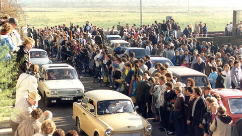 Menschenansammlung am Tag der Grenzöffnung