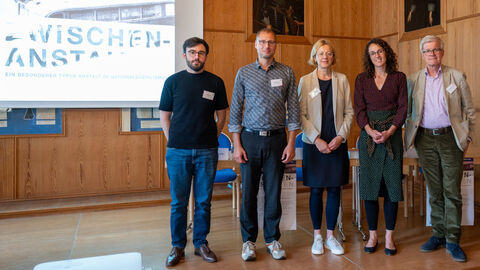 Das Projektteam mit Tobias Karl M.A., Dr. Steffen Dörre, Prof. Dr. Sabine Mecking sowie Wissenschaftsministerin Angela Dorn und der Vorsitzender des wissenschaftlichen Beirats Prof. Dr. Franz-Werner Kersting bei der Fachtagung „Zwischenanstalten“. Ein besonderer Typus Anstalt im Nationalsozialismus? am 14. September 2023 im Staatsarchiv Marburg