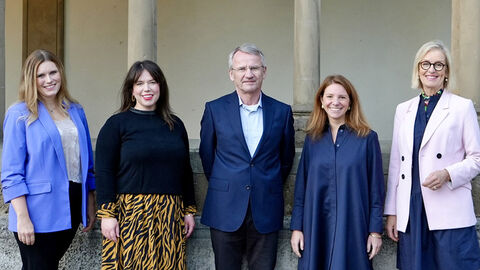 Die Teilnehmenden an der Podiumsdiskussion am 1. Oktober: Lena Liebau (Schlösser und Gärten), Magdalena Hinterdobler (Oper Frankfurt), Holger Gräf (HIL), Mareike Wink (Oper Frankfurt), Kirsten Worms (Schlösser und Gärten) Die Teilnehmenden an der Podiumsdiskussion am 1. Oktober: Lena Liebau (Schlösser und Gärten), Magdalena Hinterdobler (Oper Frankfurt), Holger Gräf (HIL), Mareike Wink (Oper Frankfurt), Kirsten Worms (Schlösser und Gärten)