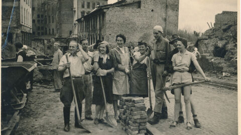 Schwarz-weiß-Fotografie: Das Ensemble des Staatstheaters Kassel bei Aufräumarbeiten in der Wolfsschlucht, 1946