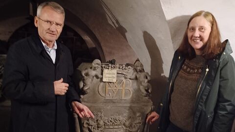 Prof. Dr. Holger Th. Gräf und Beate Datzkow-Neider vor dem Sarkophag der Margaretha Brahe Prof. Dr. Holger Th. Gräf und Beate Datzkow-Neider vor dem Sarkophag der Margaretha Brahe