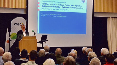 Holger Th. Gräf vom Hessischen Institut für Landesgeschichte in Marburg am Rednerpult Holger Th. Gräf vom Hessischen Institut für Landesgeschichte in Marburg am Rednerpult