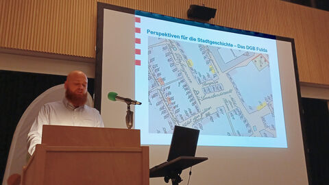 Philipp Peter vom Hessischen Institut für Landesgeschichte in Marburg am Rednerpult Philipp Peter vom Hessischen Institut für Landesgeschichte in Marburg am Rednerpult