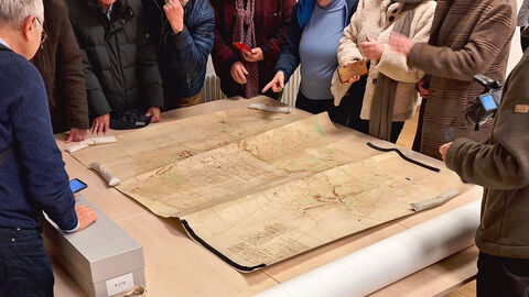 Der frisch restaurierte Kircher-Plan bei der Präsentation am 28.11.24 Der frisch restaurierte Kircher-Plan bei der Präsentation am 28.11.24