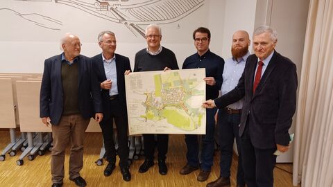 von links nach rechts: Dr. Thomas Heiler, Prof. Dr. Holger Thomas Gräf, Dr. Johannes Kistenich-Zerfaß, Niklas Alt, Philipp Peter und der ehemalige Oberbürgermeister, Gerhard Möller