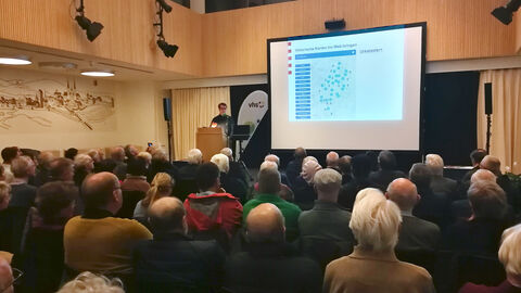 Niklas Alt vom Hessischen Institut für Landesgeschichte in Marburg am Rednerpult Niklas Alt vom Hessischen Institut für Landesgeschichte in Marburg am Rednerpult