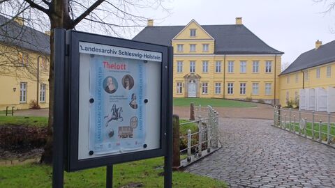 Hinweistafel zur Ausstellung vor dem Kanzlerpalais in Schleswig Hinweistafel zur Ausstellung vor dem Kanzlerpalais in Schleswig