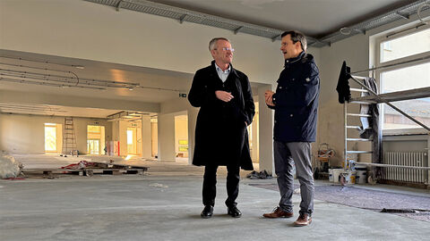 PD Dr. Florian Greiner (rechts) und Prof. Dr. Holger Th. Gräf bei der Führung durch den Ausstellungsbereich – hier im ehemaligen Speisesaal des Notaufnahmelagers, in der aktuell die Dauerausstellung der Gedenkstätte gebaut wird