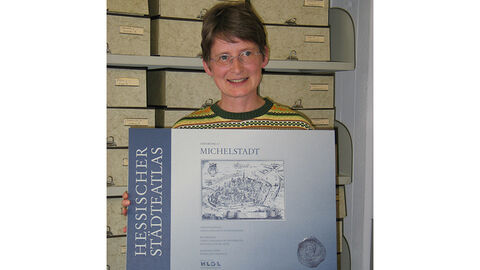 Annerose Michel im Jahr 2005 mit dem damals gerade frisch erschienenen Städteatlas von Michelstadt.