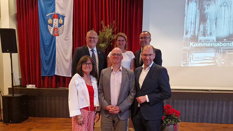Farbfoto mit Esther Dilcher, MdB, Prof. Dr. Ulrich Ritzerfeld, Jan-Wilhelm Pohlmann, MdB, (vorne von links nach rechts), sowie Bürgermeister Stefan Hable, Stadtverordnetenvorsteherin Julia Hensel und Moderator Wolfgang Sprenger (im Bild hinten von links nach rechts)