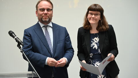 Staatsminister Timon Gremmels und die Preisträgerin Isabel Heide aus Jena