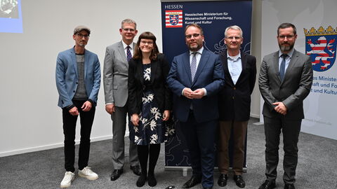 Jury und Preisträgerin des Wissenschaftspreises Hessische Geschichte mit Staatsminister Timon Gremmels. Von links nach rechts sind folgende Personen zu sehen: Prof. Dr. Markus Raasch, Prof. Dr. Matthias Schnettger ( beide Universität Mainz), Preisträgerin Isabel Heide, Staatsminister Timon Gremmels, Prof. Dr. Holger Th. Gräf (HIL) und PD Dr. Marko Kreutzmann (Universität Jena, Betreuer der Arbeit von Frau Heide) Jury und Preisträgerin des Wissenschaftspreises Hessische Geschichte mit Staatsminister Timon Gremmels. Von links nach rechts sind folgende Personen zu sehen: Prof. Dr. Markus Raasch, Prof. Dr. Matthias Schnettger ( beide Universität Mainz), Preisträgerin Isabel Heide, Staatsminister Timon Gremmels, Prof. Dr. Holger Th. Gräf (HIL) und PD Dr. Marko Kreutzmann (Universität Jena, Betreuer der Arbeit von Frau Heide)