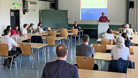 Prof. Dr. Ulrich Ritzerfeld bei der Eröffnung des Landesgeschichtlichen Kolloquiums im Sommersemester 2025