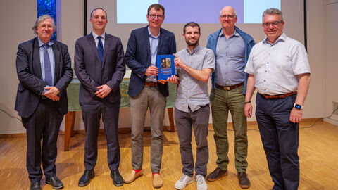 Prof. Dr. Andreas Fahrmeir, PD Dr. Benjamin Müsegades, Dr. Lutz Vogel, Simon Dietrich, Prof. Dr. Ulrich Ritzerfeld und Bürgermeister Michael Lotz bei der Buchpräsentation in Dillenburg. Prof. Dr. Andreas Fahrmeir, PD Dr. Benjamin Müsegades, Dr. Lutz Vogel, Simon Dietrich, Prof. Dr. Ulrich Ritzerfeld und Bürgermeister Michael Lotz bei der Buchpräsentation in Dillenburg.