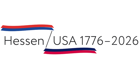 Das Bild zeigt das Projektlogo. Der Text lautet Hessen Schrägstrich USA 1776 bis 2026. Oberhalb des Wortes Hessen sind die Farben Rot und Blau, unterhalb des Wortes USA die Farben Blau und Rot in Form einer stilisierten Flagge als Designelement abgebildet.