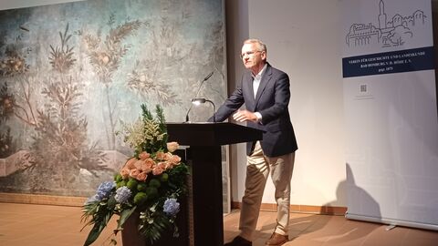 Prof. Dr. Holger Th. Gräf am Rednerpult bei seinem Grußwort im Römerkastell