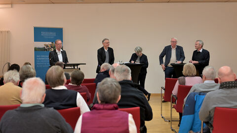 Zum Abschluss diskutierten unter der Moderation von Martin Seebohn: Christoph Kampmann, Michaela Schmölz-Häberlein, Michael Fleiter und Holger Th. Gräf (von li.)